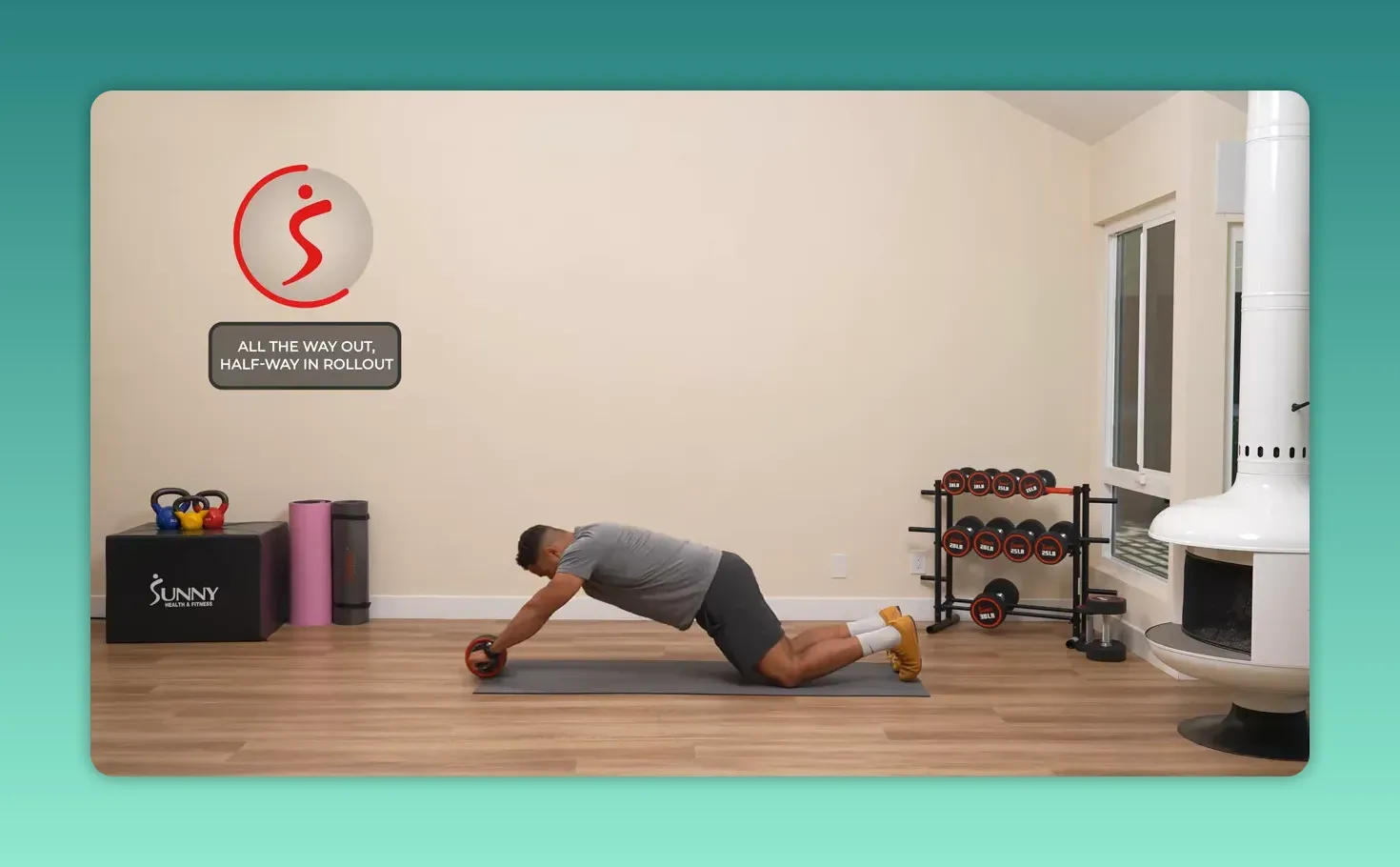 Persoon voert een lange knielende ab roller rollout uit op een mat